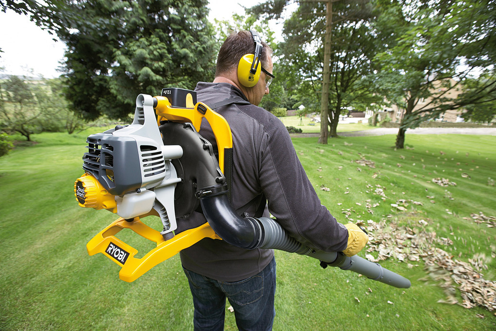 Nettoyage de jardin : comment utiliser un aspirateur souffleur broyeur ?